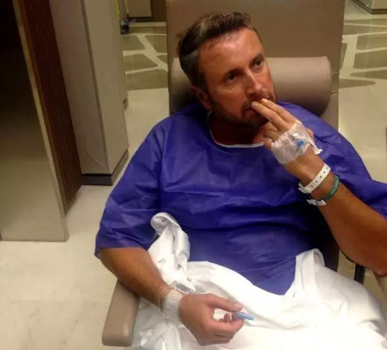 Cătălin Botezatu ia pastile cu pumnul după operaţia la inimă 