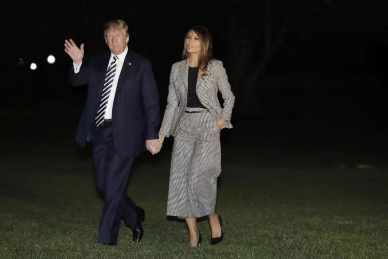 Melania și Donald Trump îi întâmpină pe cei trei deținuți din Coreea de Nord. Prima Doamnă poartă același costum dior de la Jocurile Invictus.