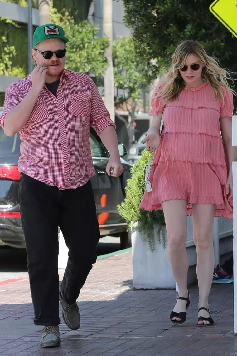 Kirsten Dunst a devenit mamă pentru prima oară la 35 de ani. Actrița a arătat perfect până în ultima lună de sarcină.