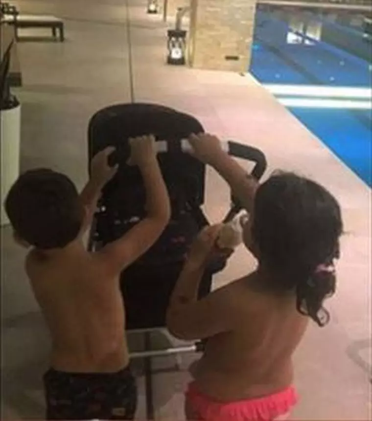 Elena Băsescu și-a dus cei trei copii la piscină