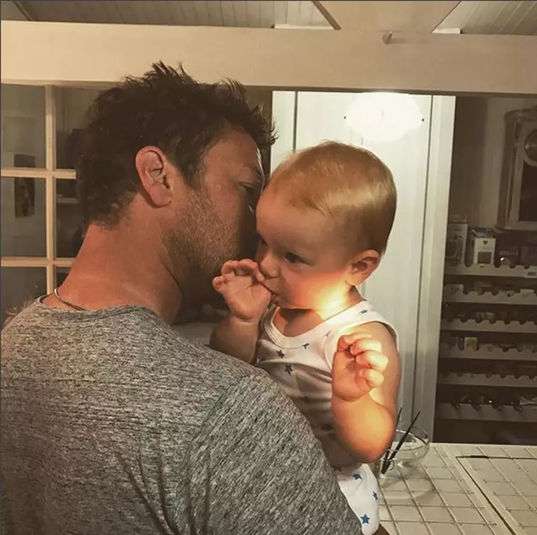 Jamie Oliver alături de mezinul familiei.