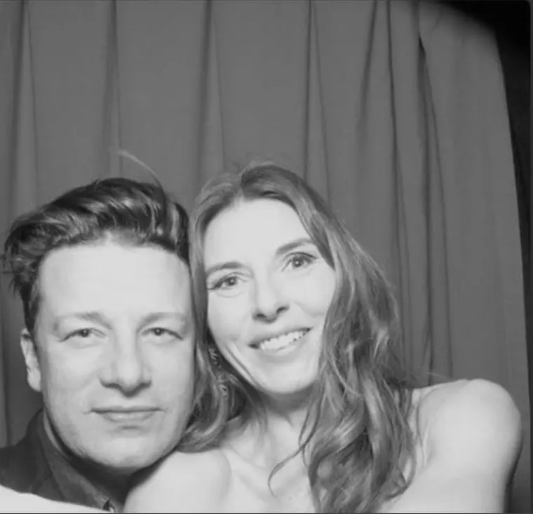 Jamie și Jools sunt împreună din liceu și au 5 copii.