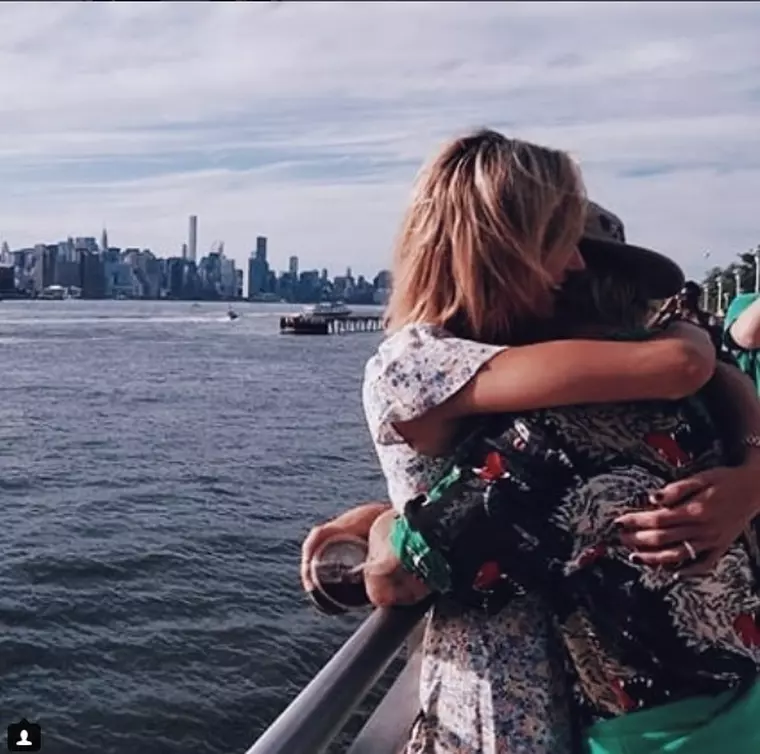 Justin și Hailey se iubesc... la lumina zilei, fără să se teamă de paparazzi.