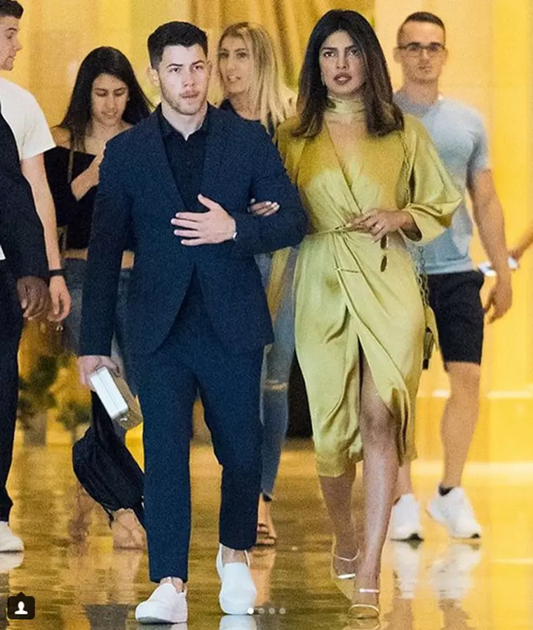 Priyanka Chopra și Nick Jonas nu se mai feresc de paparazzi!