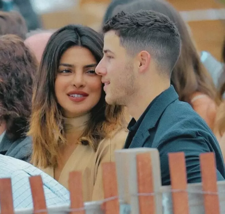 Priyanka îl privește pe Nick într-un anume fel...