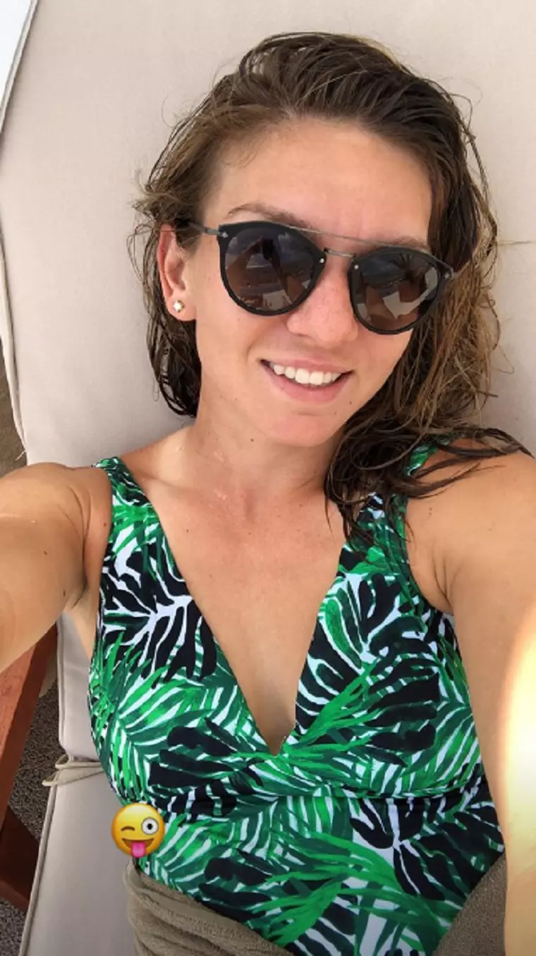 Simona Halep se află la piscină, re relaxează după ce a câştigat trofeul la Roland Garros