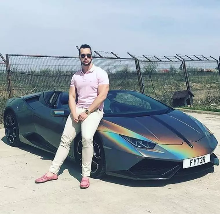 Bărbatul cu care Bianca Drăgușanu a fost prinsă sărutându-se