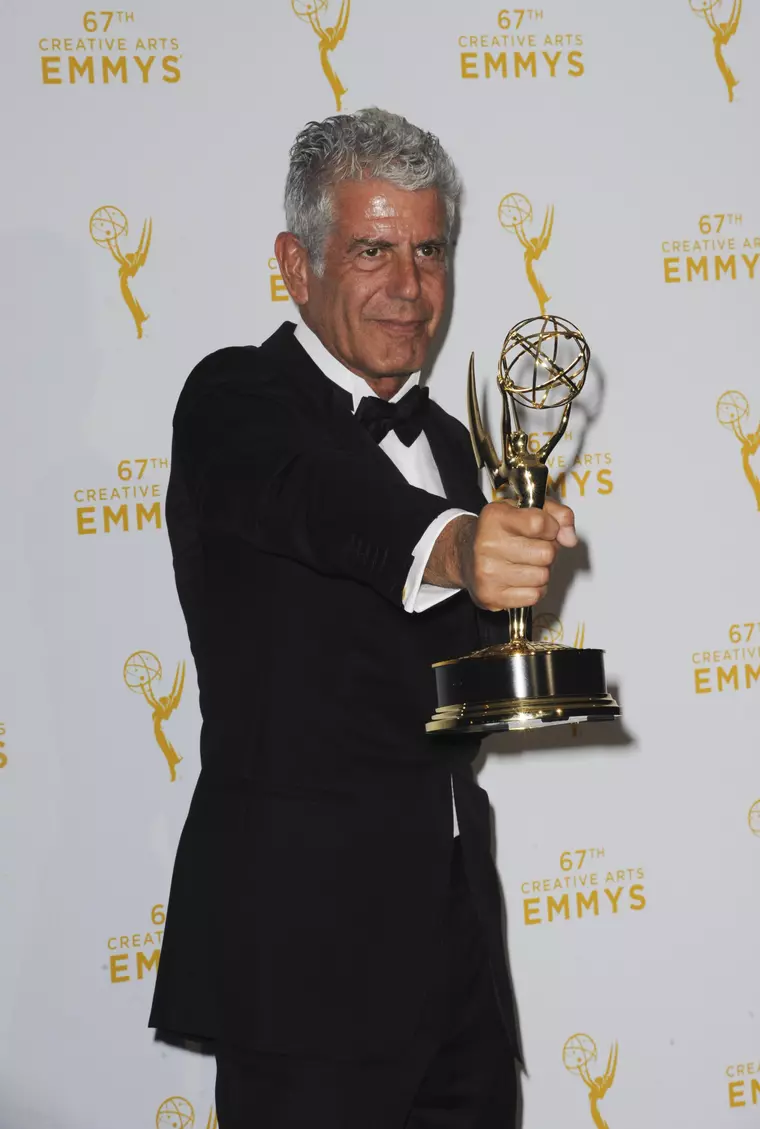 Anthony Bourdain are 5 Premii Emmy pentru serialul său culinar.
