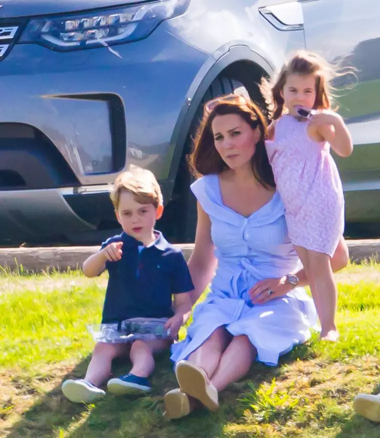 Prințul George, alături de sora lui mai mică, Prințesa Charlotte, și mama lor, Ducesa de Cambridge, Kate Middleton.