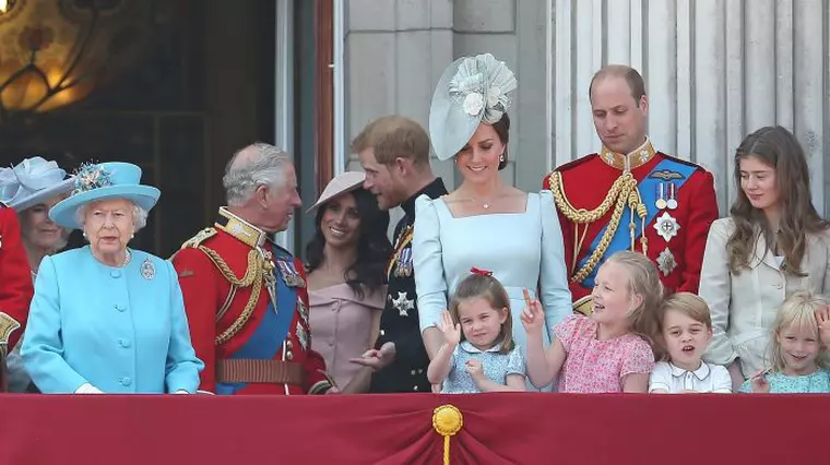 The Royal Family watched The Fly Past during the Trooping of the ColFamilia regală britancă trebuie să respecte un anumit cod vestimentar.
