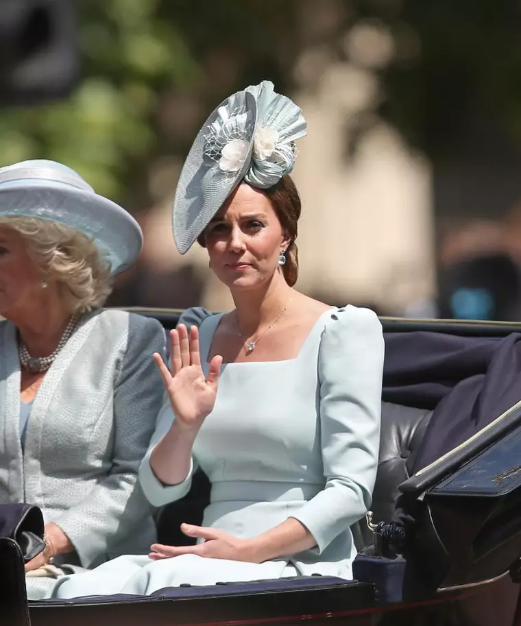 Decolteul nu trebuie să dezvăluie prea mult!