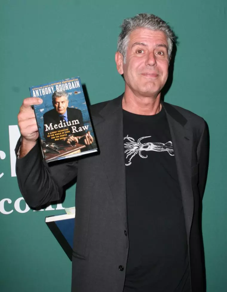 Anthony Bourdain, în 2010, la lansarea uneia dintre cărțile sale.