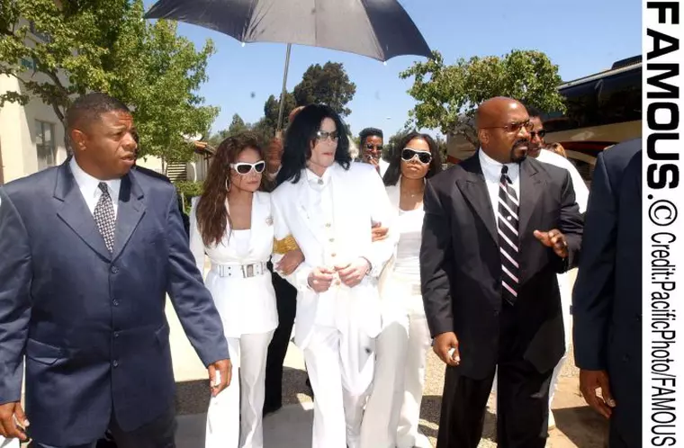 Michael Jackson, alături de surorile sale Janet și LaToya, în 2004, la intrarea în tribunal, după ce fusese acuzat de molestarea unui minor.