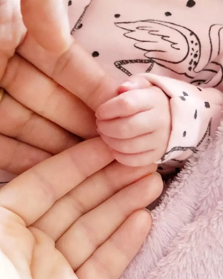 Prima imagine cu fetița Laurei Cosoi