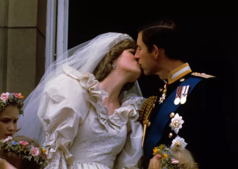 Celebrul sărut din balconul de la Buckingham dintre Prințul Charles și Prințesa Diana, părinții Prinților William și Harry.