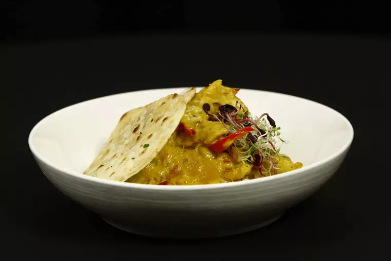 Pui cu orez și curry, servit cu chutney de mango și crispy de tortilla