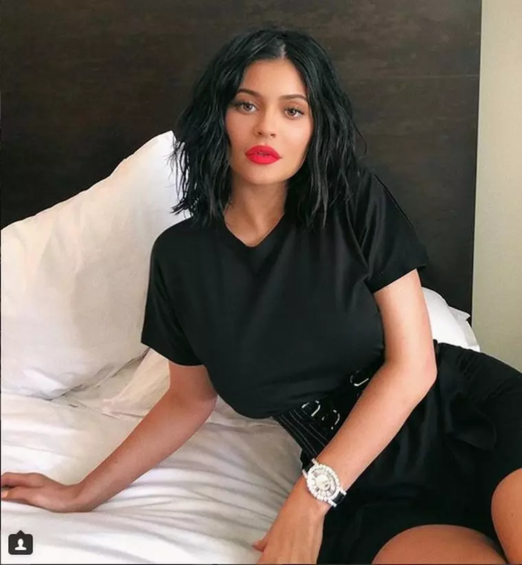 Kylie Jenner cu acid hialuronic în buze...