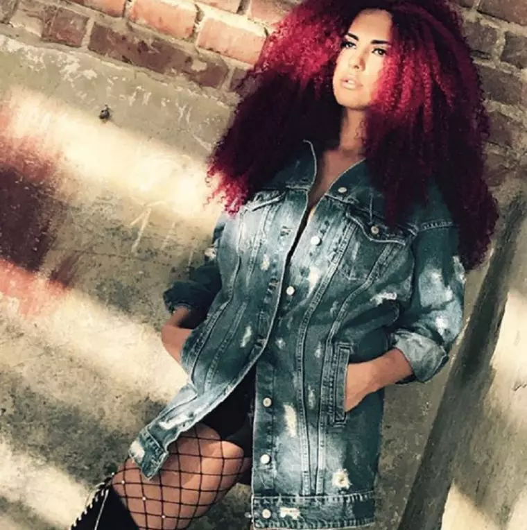 Lavinia Pârva cu părul roșcat