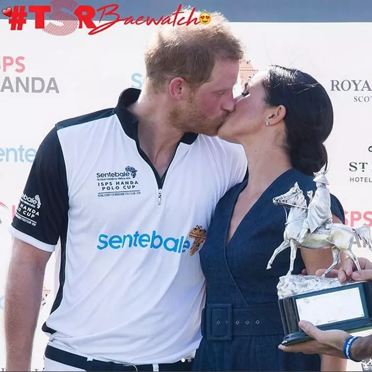 Meghan Markle și Prințul Harry nu se feresc de gesturile tandre în public.