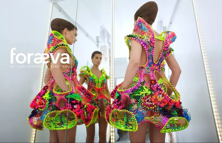 Björk a purtat în concert o rochie realizată de doi designeri români