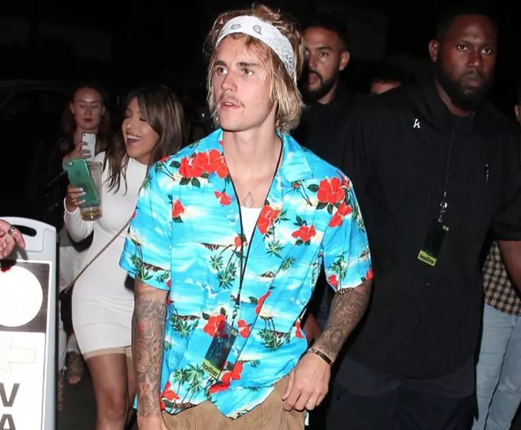 Justin Bieber are un tatuaj imens cu Selena Gomez, pe mâna stângă, deasupra încheieturii.