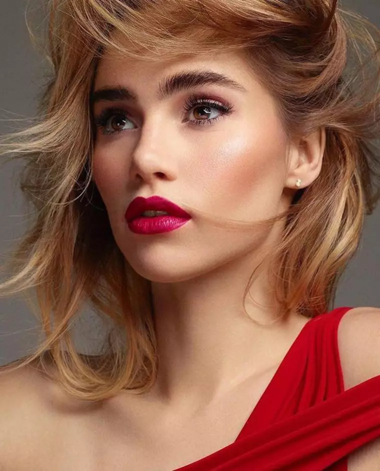 Suki Waterhouse preferă uleiurile de baie și sărurile esențiale.