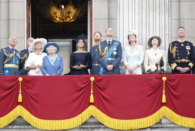 Kate și William stau la distanță unul de altul, în timp ce Meghan și Harry sunt foarte apropiați.