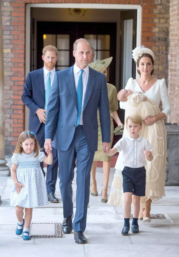 Tablou de familie: Ducii de Cambridge, Kate Middleton și Prințul William, alături de copiii lor, Prinții George și Louis și Prințesa Charlotte.