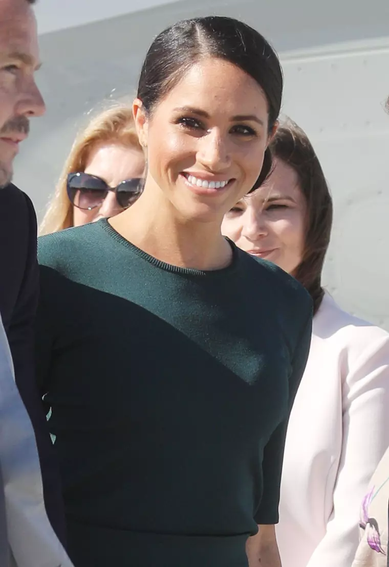 Machiajul lui Meghan este impecabil, indiferent de ținută. Aici, alături de Harry, în vizită oficială în Irlanda.