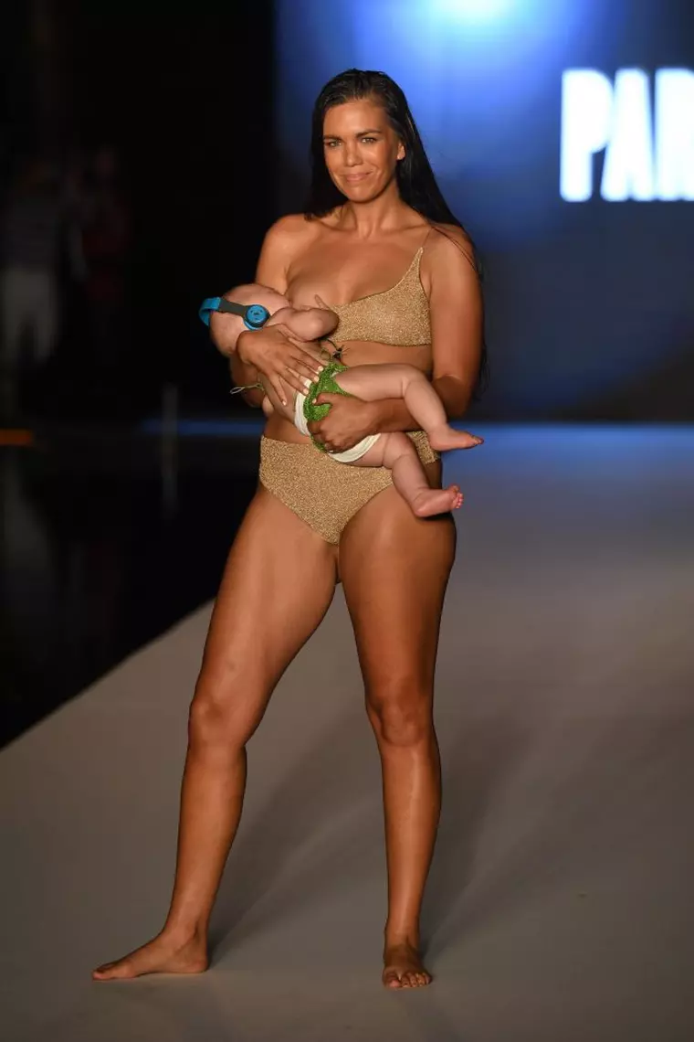 Mara Martin a defilat pe podium în timp ce-și alăpta bebelușul la sân.