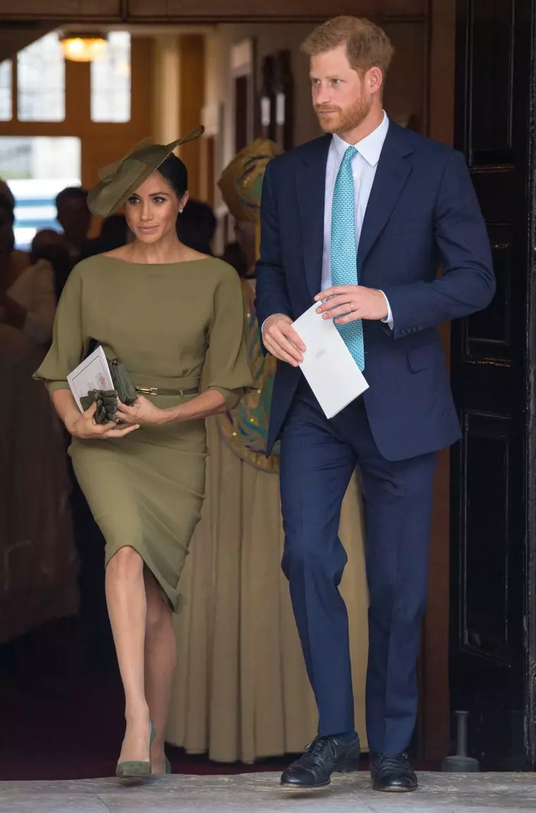 Meghan Markle a fost o apariție răvășitoare, în oliv, la botezul Prințului Louis.