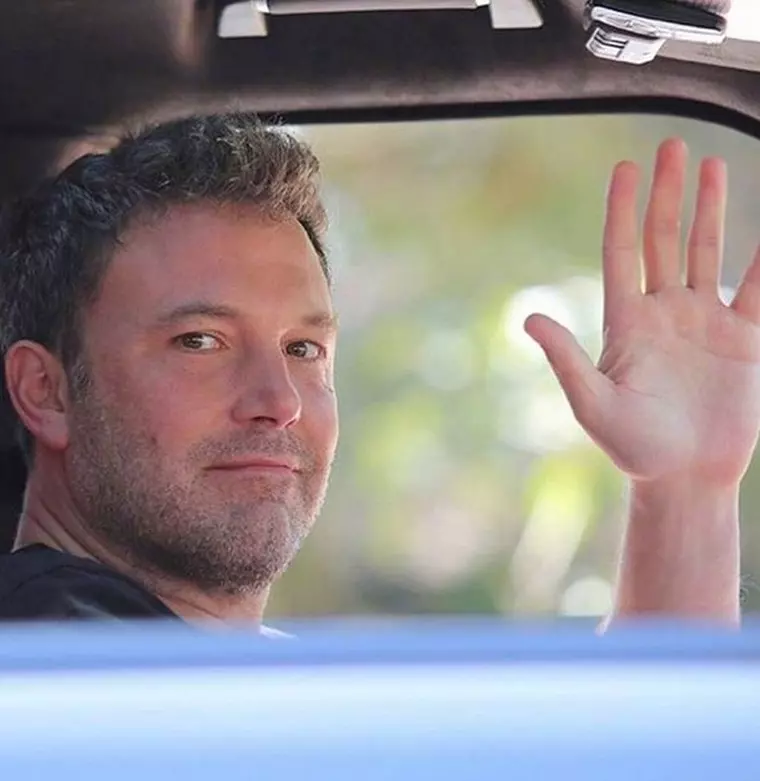 Pe chipul actorului se citesc urmele nenumăratelor abuzuri.