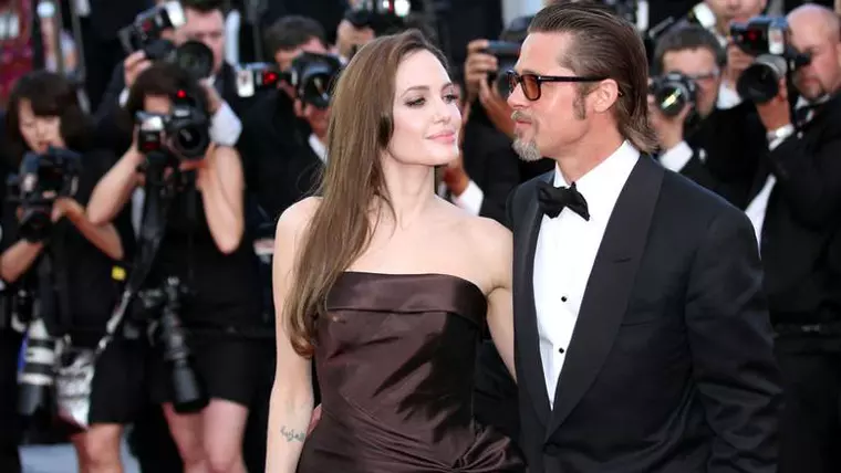 Brad Pitt și Angelina Jolie pe vremea când formau un cuplu fericit. Acum duc o luptă aprigă pentru custodia celor șase copii ai lor.
