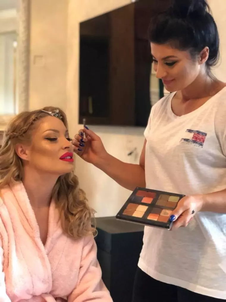 Elena Ciftci a machiat-o pe Valentina Pelinel