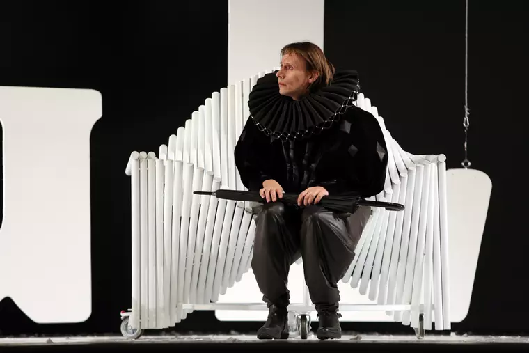 Marius Manole in rolul bufonului in Regele Lear 2