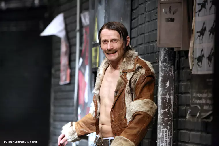 Marius Manole, travesti, in spectacolul Intre noi totul bine, in regia lui Radu Afrim