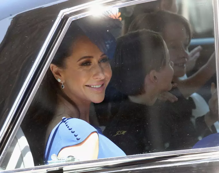 Jessica Mulroney, alături de familia ei, în drum spre capela St. George, unde s-au căsătorit Meghan Markle și Prințul Harry.