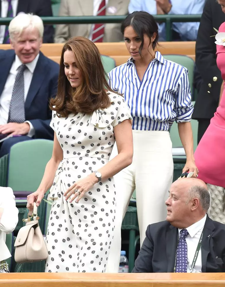Motivul pentru care Meghan Markle stă în spatele lui Kate Middleton