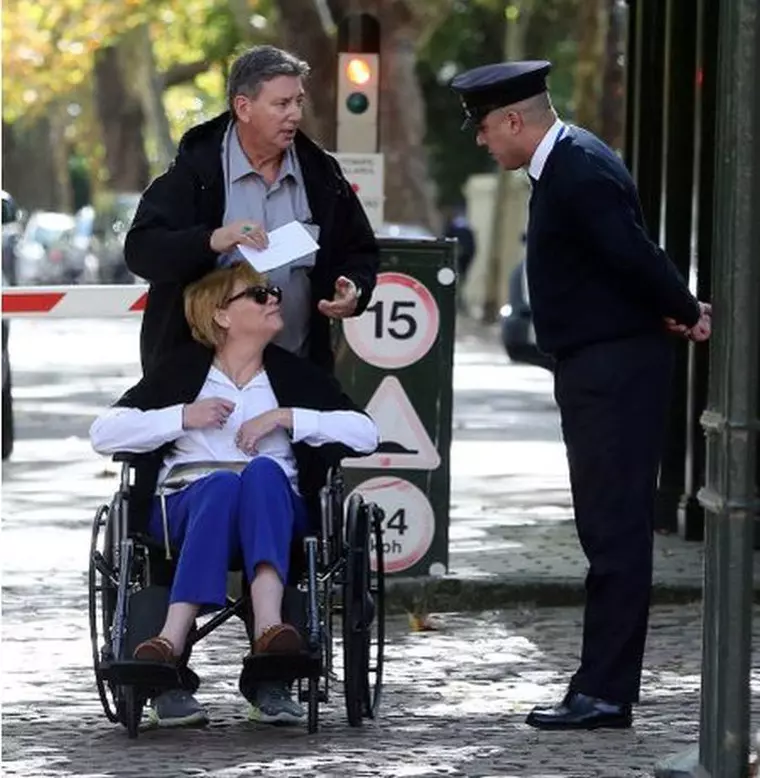 Sora lui Meghan Markle a vizitat Palatul Kensington pentru a-i lăsa Ducesei de Cambridge o scrisoare, dar a fost oprită de către forțele de ordine.