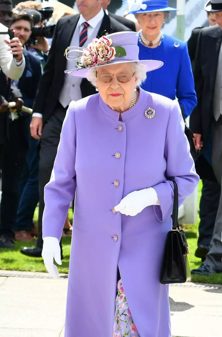 Mare iubitoare de culori, Regina Angliei a ignorat regula și a fost surprinsă de moartea Regelui George al VI-lea, peste hotare, fără haine de doliu.