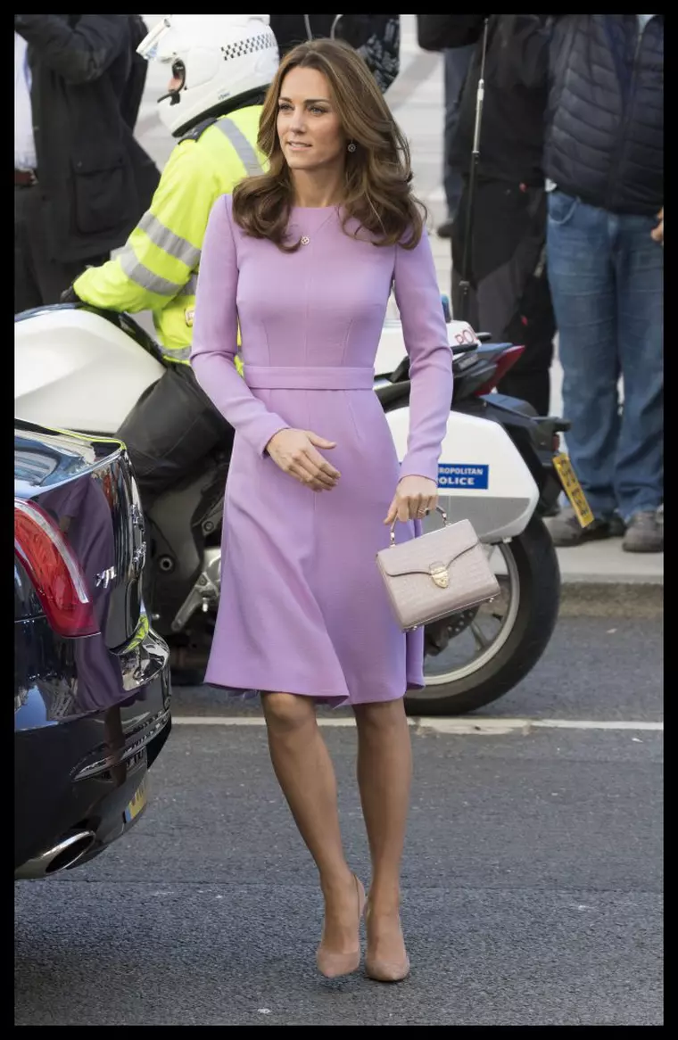Kate e foarte apreciată pentru faptul că poartă hainele de mai multe ori. Aici, într-o superbă rochie de culoarea lavandei, creată de Emilia Wickstead.
