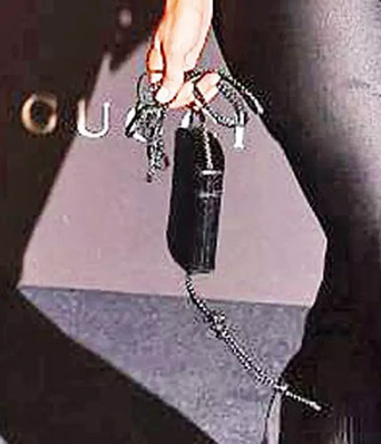 Kim Kardashian și geanta ei în formă de încărcător de laptop...