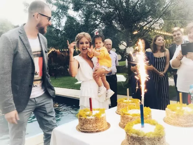 Simona Gherghe, soțul ei și Ana Georgia