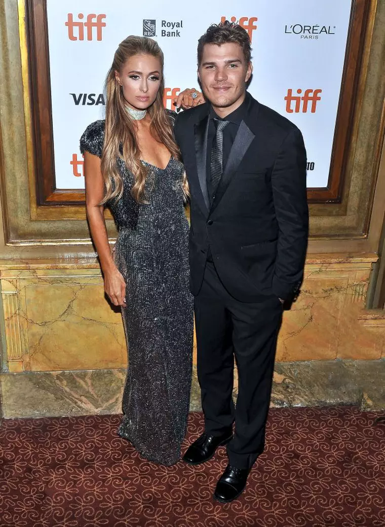 Între Chris Zylka și Paris Hilton s-a rupt lanțul de iubire.