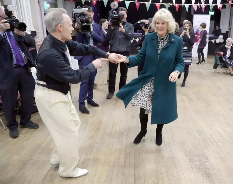 Camilla se descurcă bine pe ringul de dans.