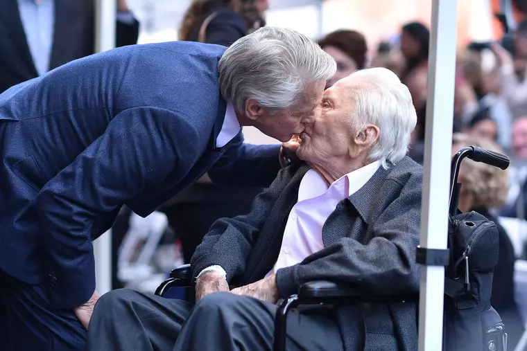 Michael Douglas își sărută tatăl pe buze.