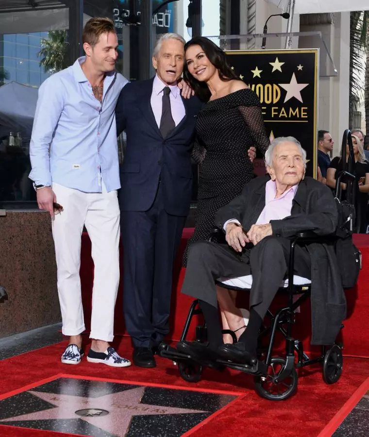 Michael Douglas a primit o stea pe Hollywood Walk of Fame, iar alături i-au fost tatăl lui, Kirk, soția, Katherine-Zeta Jones, și fiul cel mare, Cameron.