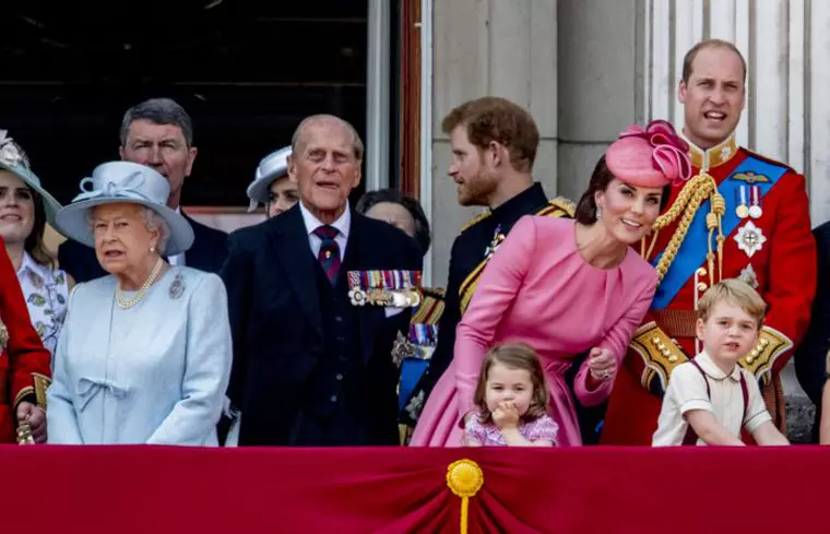 Nici Regina nu a scăpat de poreclă... Prințul George îi spune Gan-Gan!