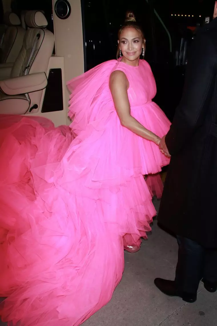 La 49 de ani, Jennifer Lopez s-a îmbrăcat la premiera filmului său într-o rochie de... păpușă Barbie!