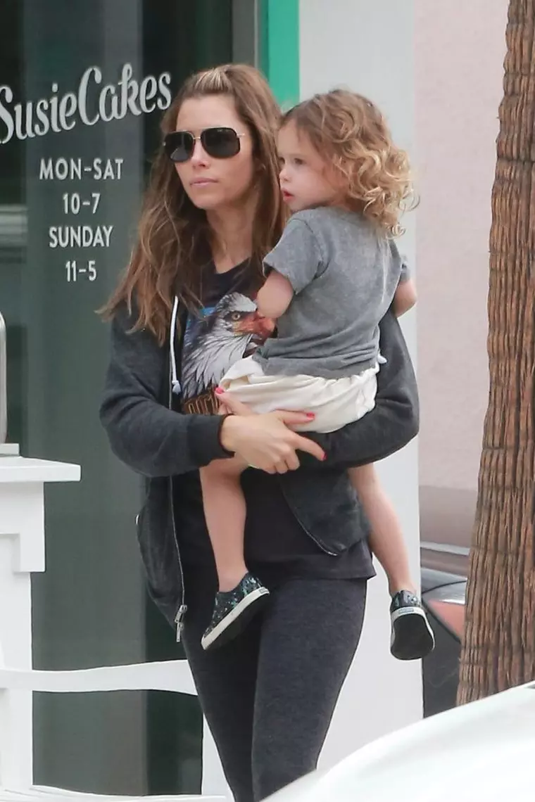 Orice s-ar spune, Jessica nu arată ca o casnică oarecare...